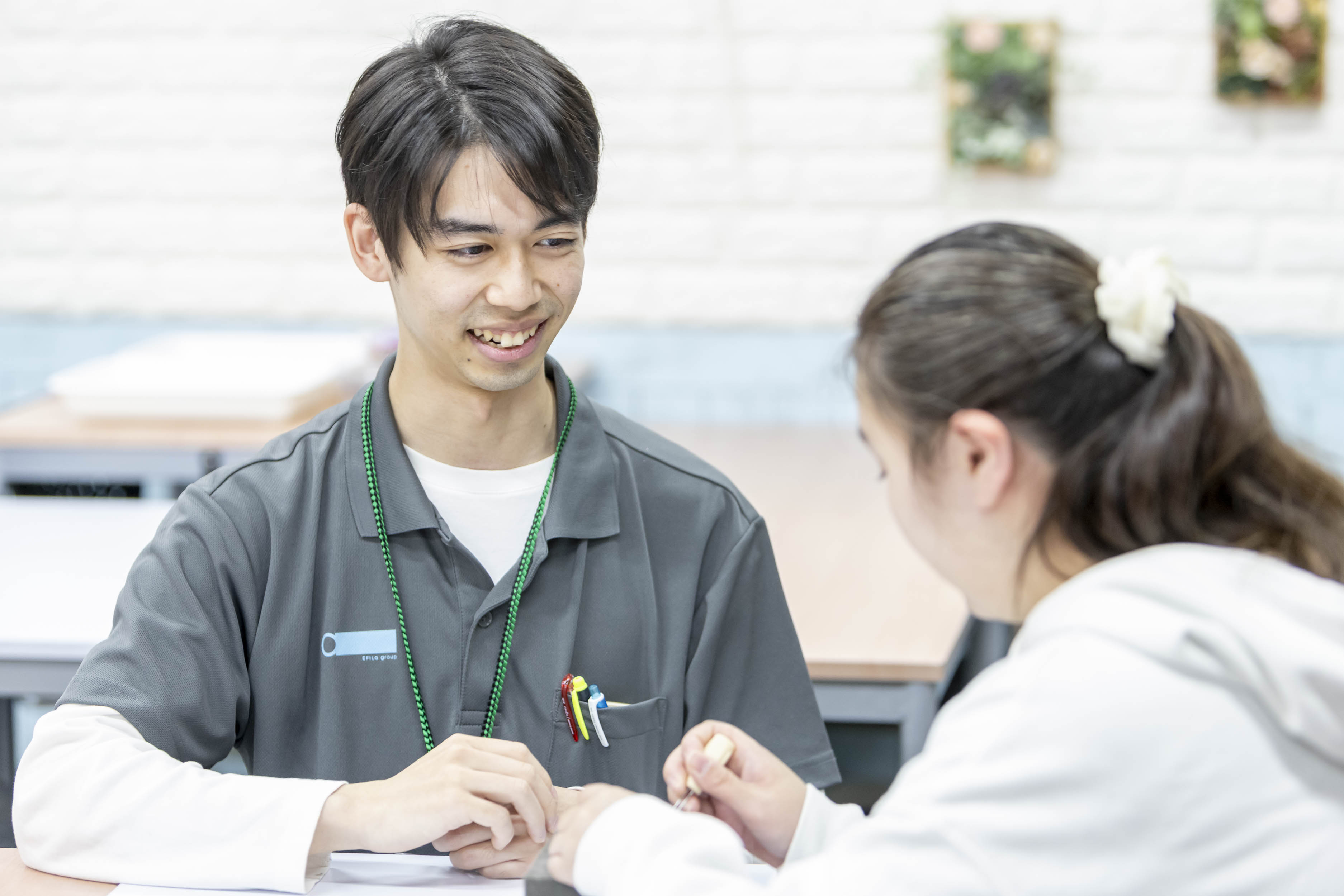スタッフと利用者が笑顔で相談する様子